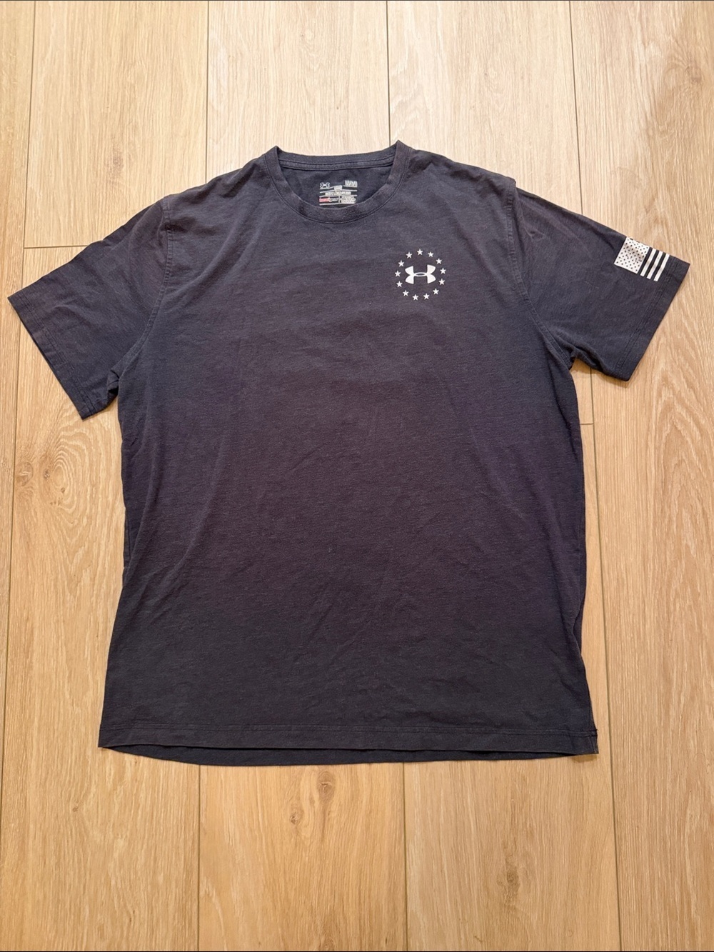 Under Armour Men's grey Short Sleeve Crew Tee with Logo and Flag Detail